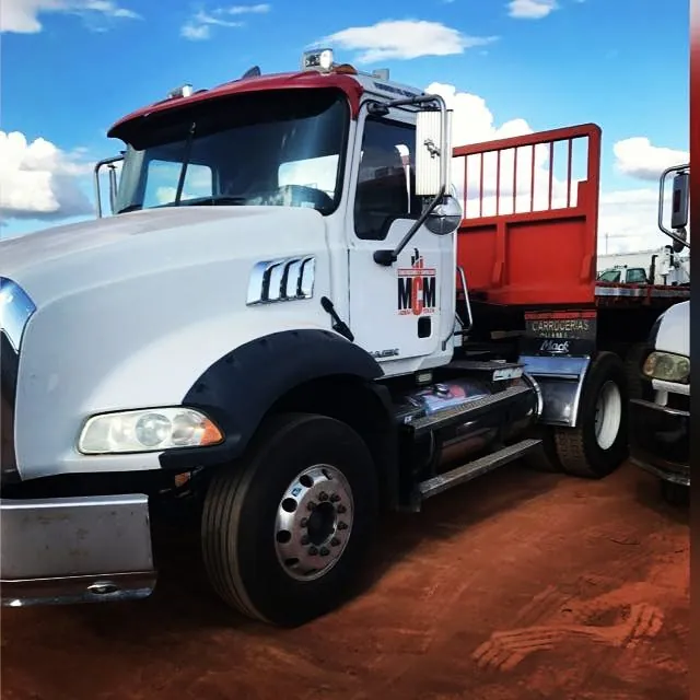 Chuto Mack blanco con el logo de MCM, visto de frente